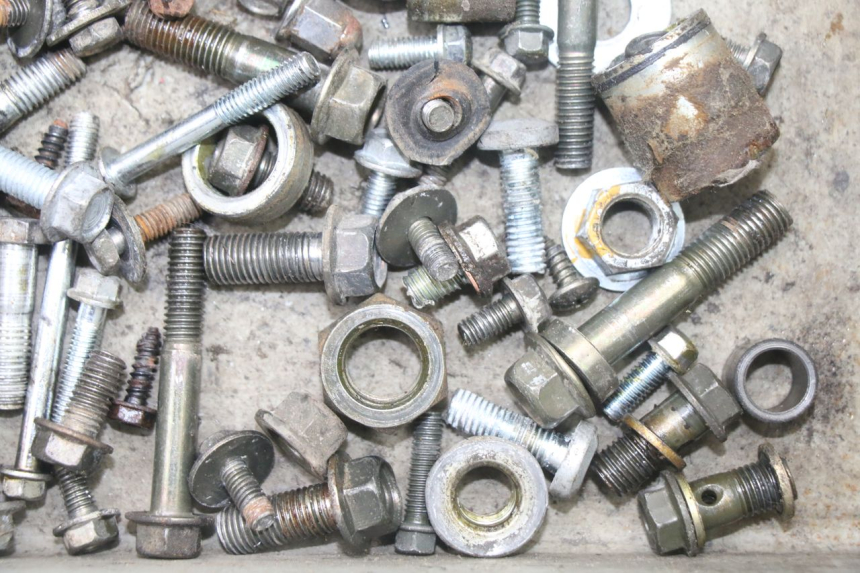 photo de BOLSA DE TORNILLERÍA TORNILLO VONROAD YIBEN 125 (2006 - 2010) - Primer plano técnico