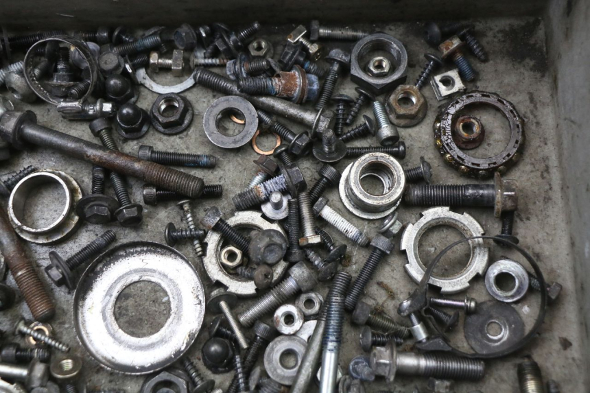 photo de BOLSA DE TORNILLERÍA TORNILLO YAMAHA X-MAX XMAX 125 (2010 - 2013) - Zoom estado de uso