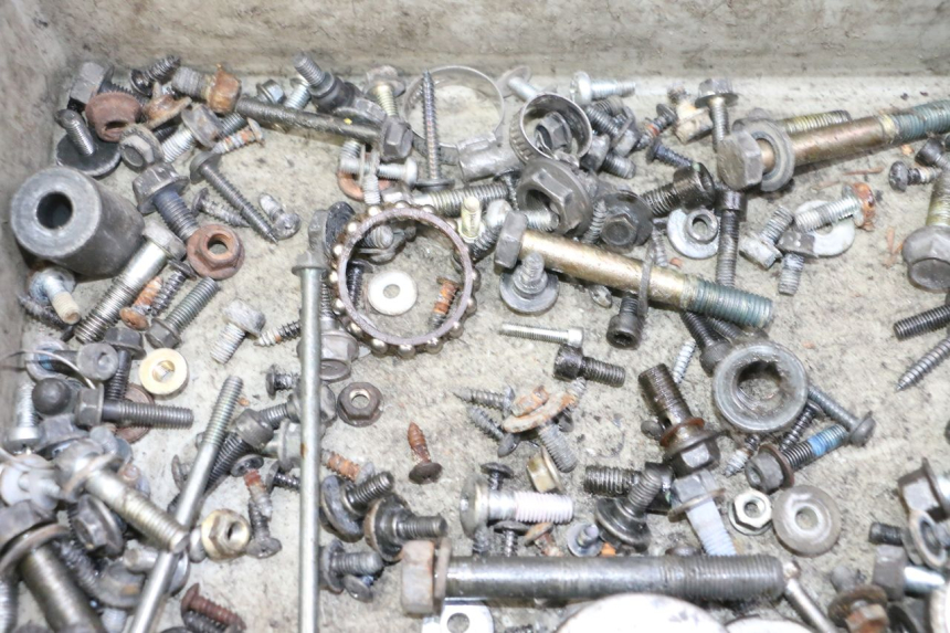 photo de BOLSA DE TORNILLERÍA TORNILLO YAMAHA X-MAX XMAX 250 (2006 - 2009) - Zoom estado de uso