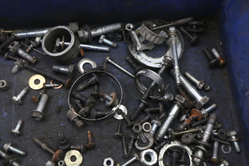 photo de BOLSA DE TORNILLERÍA TORNILLO PIAGGIO X8 125 (2004 - 2007) - Zoom estado de uso