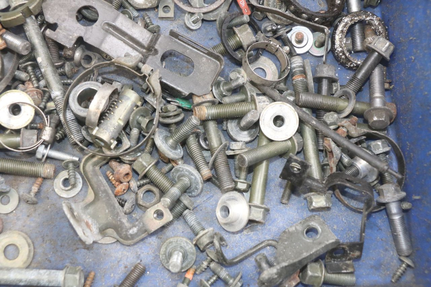 photo de BOLSA DE TORNILLERÍA TORNILLO YAMAHA YP MAJESTY 400 (2004 - 2008) - Otra perspectiva