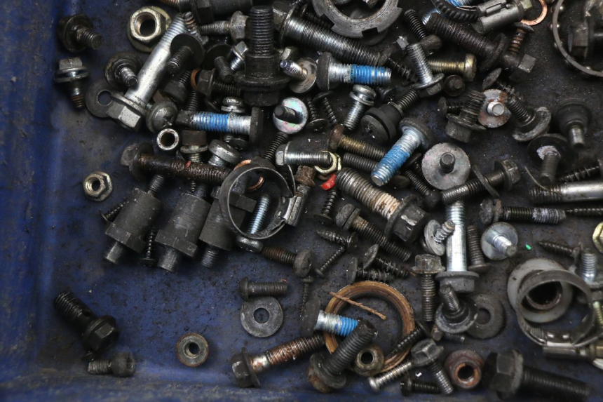 photo de BOLSA DE TORNILLERÍA TORNILLO YAMAHA YP MAJESTY 125 (2002 - 2006) - Otra perspectiva