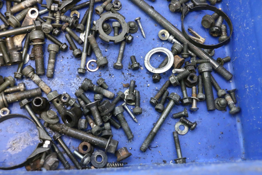 photo de TORNILLOS YAMAHA YZF R GENESIS 750 (1993 - 1998) - Primer plano técnico