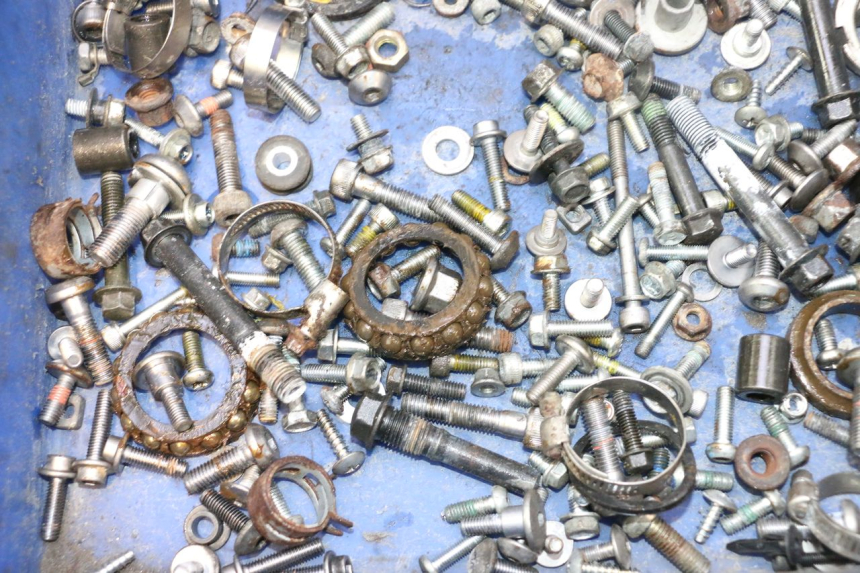 photo de TORNILLOS YAMAHA YZF R6 600 (2008 - 2009) - Primer plano técnico