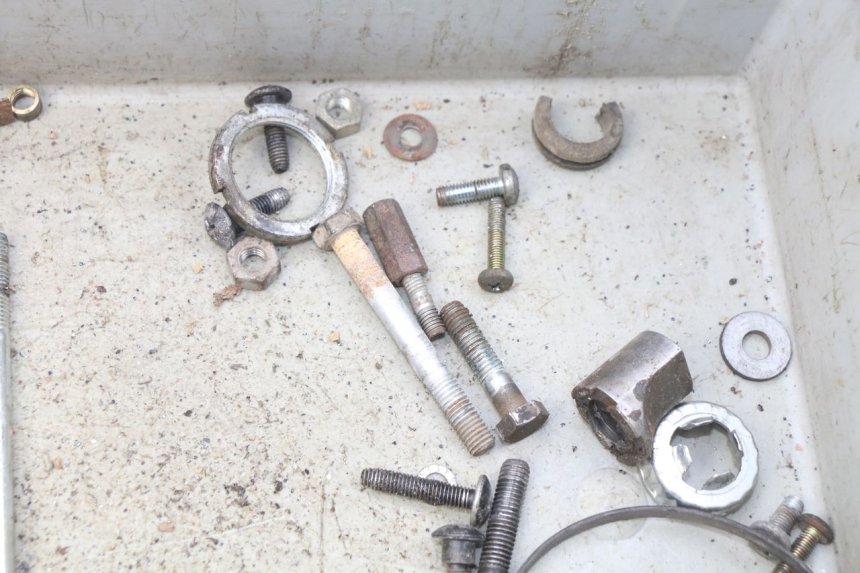 photo de BOLSA DE TORNILLERÍA TORNILLO PIAGGIO ZIP 2T 50 (2009 - 2019) - Otra perspectiva