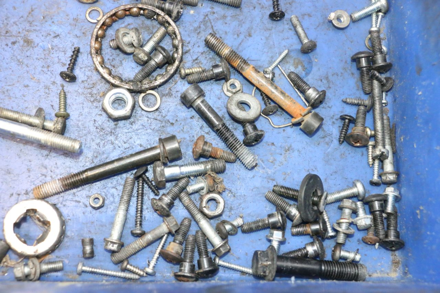 photo de BOLSA DE TORNILLERÍA TORNILLO PIAGGIO ZIP 2T 50 (2009 - 2019) - Otra perspectiva