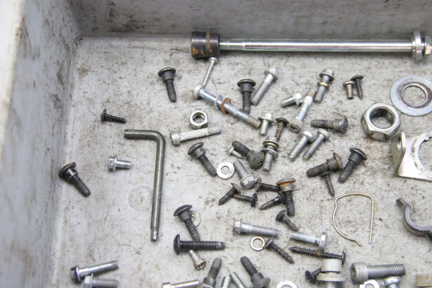 photo de BOLSA DE TORNILLERÍA TORNILLO PIAGGIO ZIP 4T 50 (2018 - 2020) - Otra perspectiva