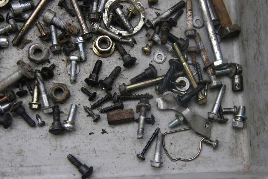 photo de BOLSA DE TORNILLERÍA TORNILLO PIAGGIO ZIP 4T 50 (2018 - 2020) - Otra perspectiva