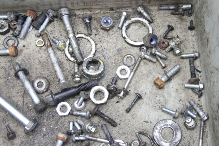 photo de BOLSA DE TORNILLERÍA TORNILLO PIAGGIO ZIP 4T 50 (2018 - 2020) - Otra perspectiva