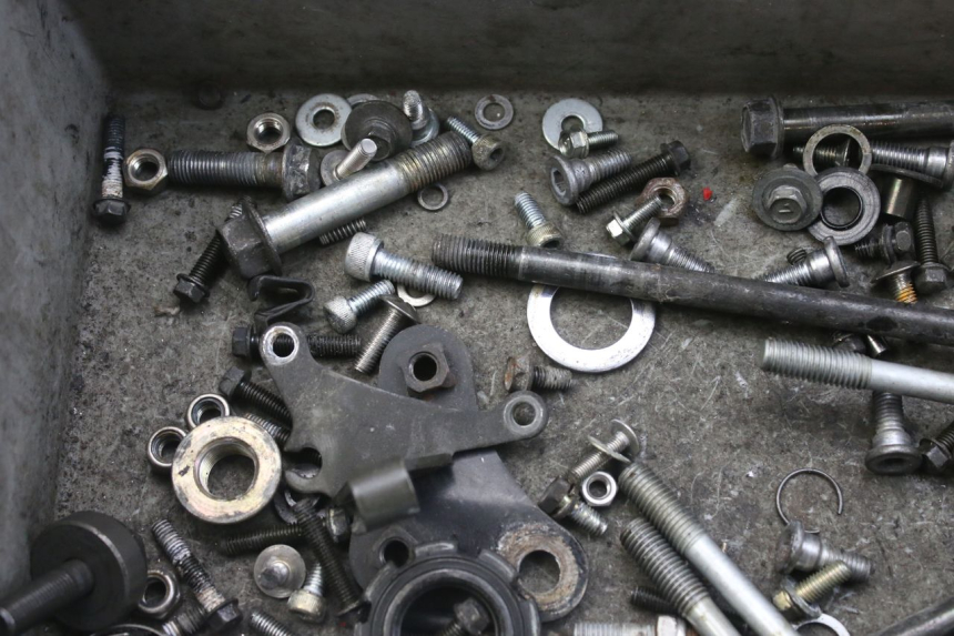 photo de BOLSA DE TORNILLERÍA TORNILLO KAWASAKI ZX-6R ZX6R 600 (1995 - 1997) - Primer plano técnico