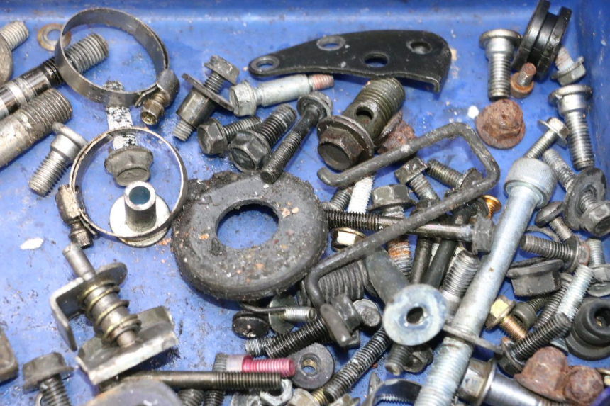 photo de BOLSA DE TORNILLERÍA TORNILLO KAWASAKI ZX-6R ZX6R 600 (1995 - 1997) - Primer plano técnico