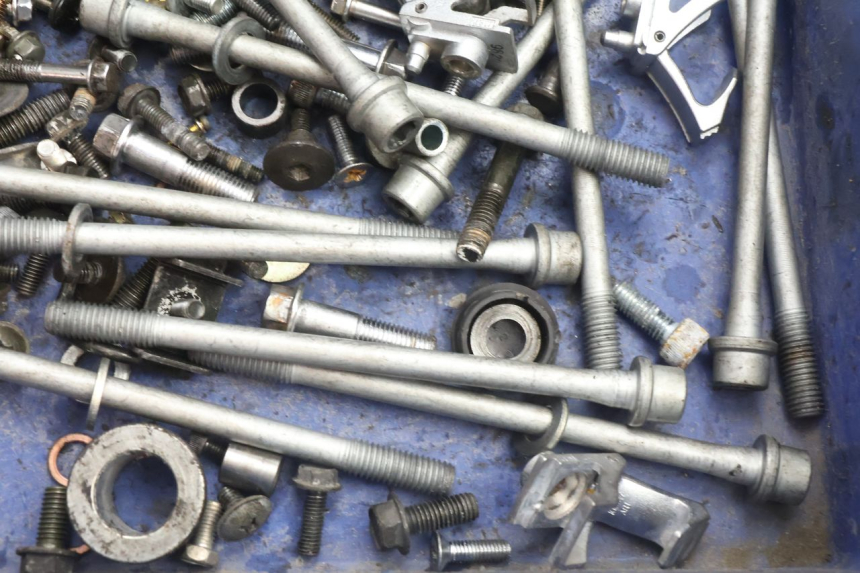 photo de TORNILLOS KAWASAKI ZZR 600 (1995 - 2004) - Primer plano técnico