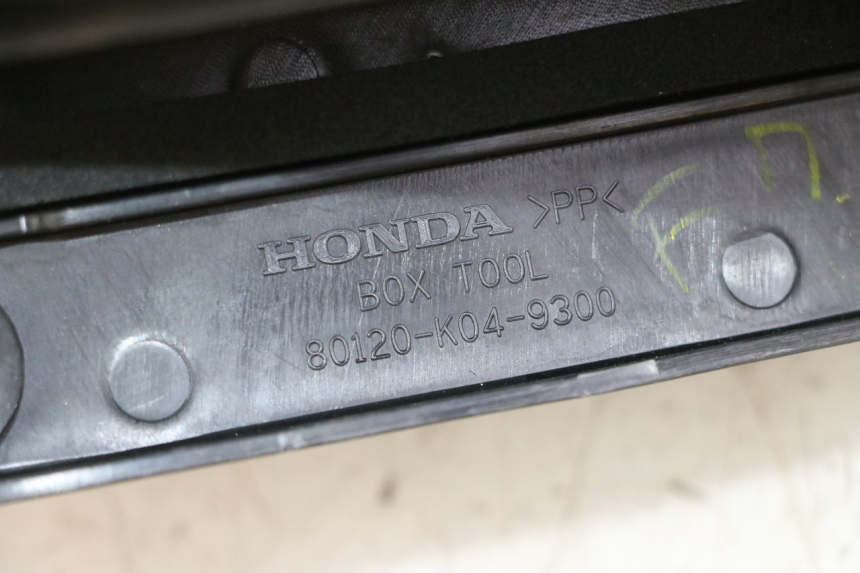 photo de CORREA JUEGO HERRAMIENTAS HONDA FORZA ABS 300 (2013 - 2017) - Detalle de la pieza