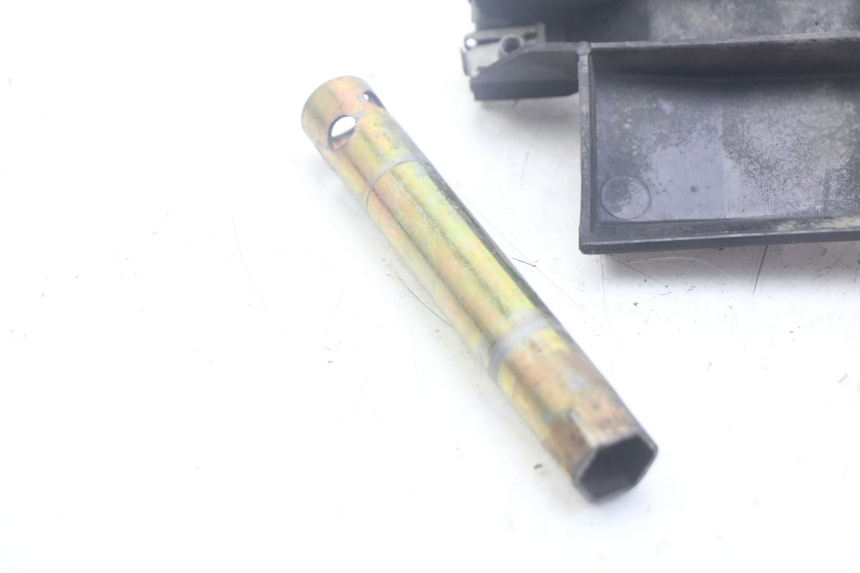 photo de CORREA JUEGO HERRAMIENTAS APRILIA SCARABEO 100 (2003 - 2012) - Detalle de la pieza