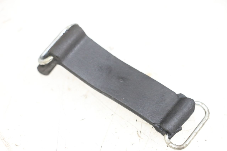 photo de CORREA ESTUCHE DE HERRAMIENTAS YAMAHA YP MAJESTY 125 (2002 - 2006) - Detalle de la pieza