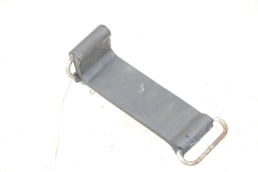 photo de CORREA ESTUCHE DE HERRAMIENTAS YAMAHA YP MAJESTY 125 (2002 - 2006) - Detalle de la pieza