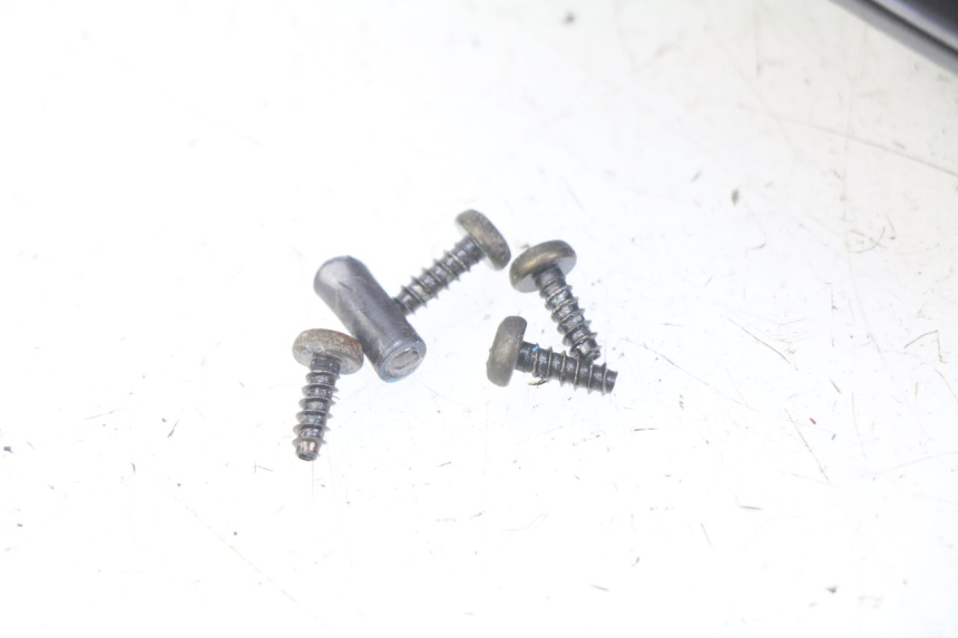 photo de DEFLECTOR DE VIENTO PEUGEOT KISBEE 4T 50 (2010 - 2017) - Detalles de los puntos de fijación