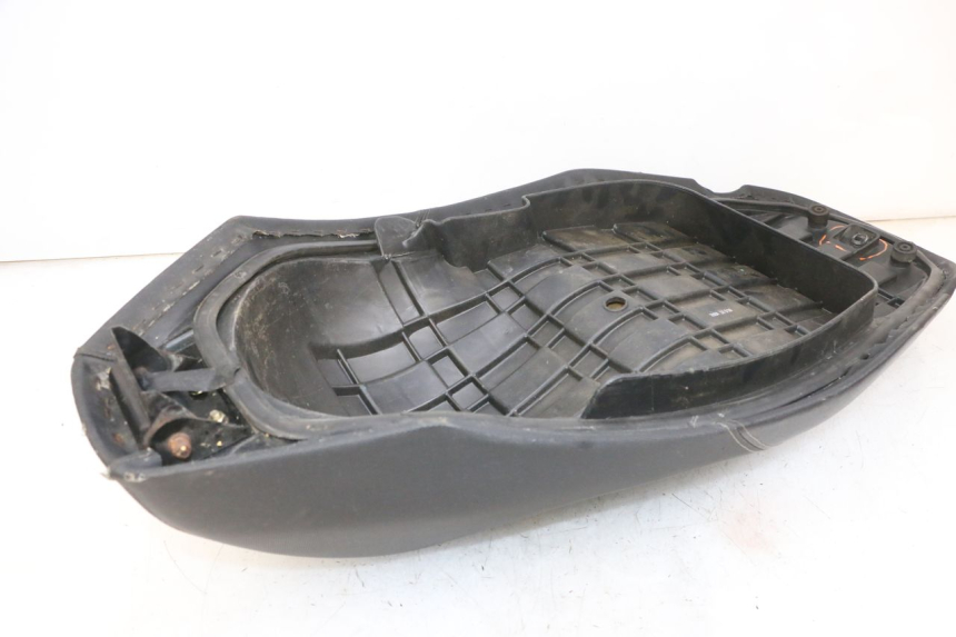 photo de ASIENTO KYMCO AGILITY 16+ 4T 50 (2018 - 2023) - Detalles de los puntos de fijación