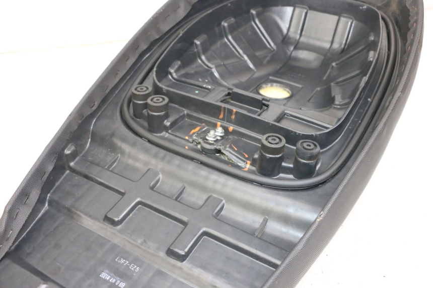 photo de ASIENTO KYMCO AGILITY 4T 50 (2018 - 2022) - Zoom sobre los componentes