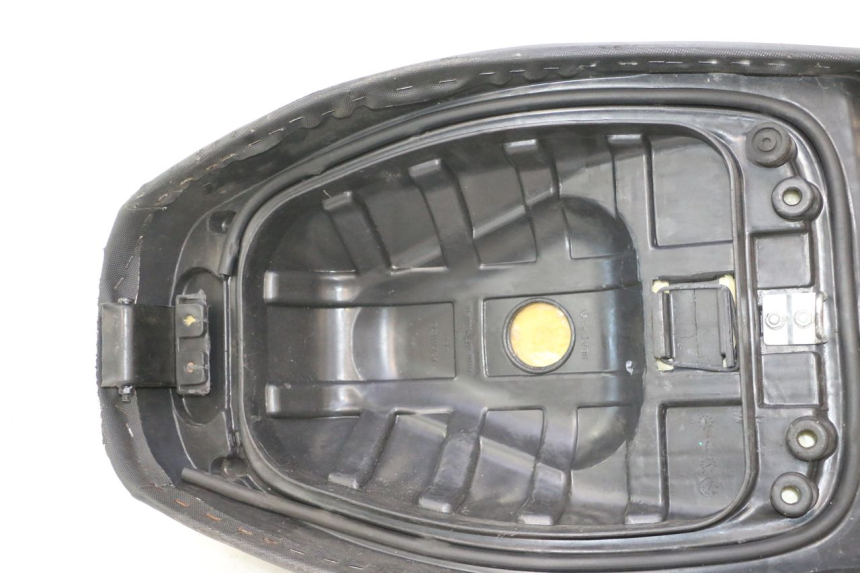 photo de ASIENTO KYMCO AGILITY 4T 50 (2018 - 2022) - Primer plano de alta resolución