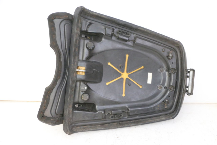 photo de ASIENTO TRASERO QUADRO 4 4D 350 (2015 - 2018) - Detalles de los puntos de fijación