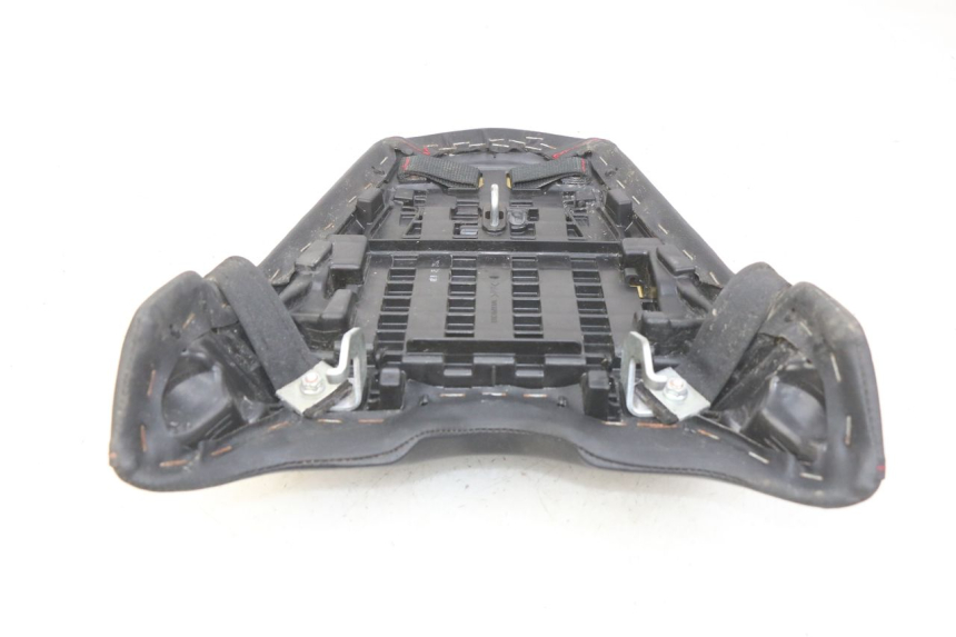photo de ASIENTO TRASERO HONDA CB R 1000 (2018 - 2023) - Primer plano técnico