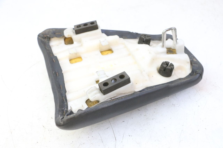 photo de ASIENTO TRASERO HONDA CBF 125 (2009 - 2015) - Primer plano técnico