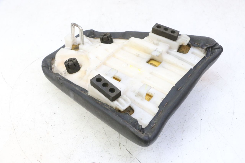 photo de ASIENTO TRASERO HONDA CBF 125 (2009 - 2015) - Detalles de los puntos de fijación