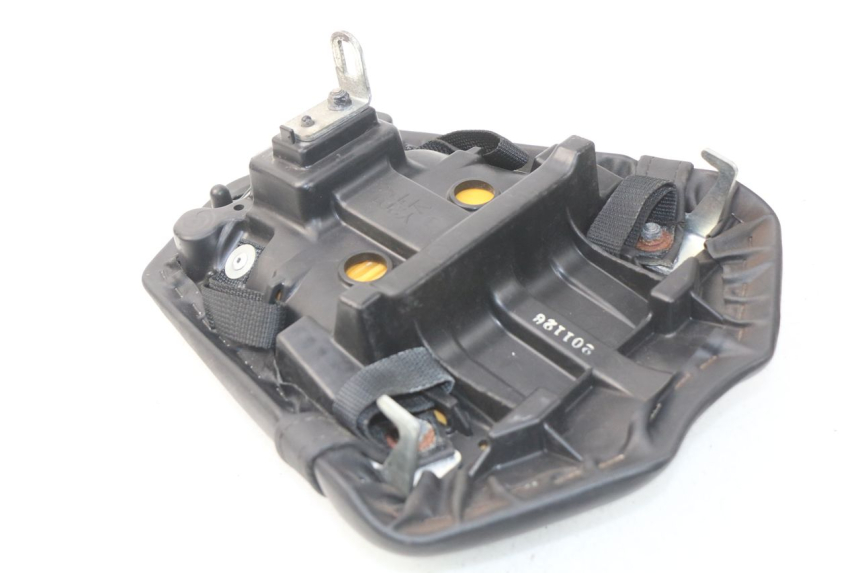 photo de ASIENTO TRASERO YAMAHA FZ8 800 (2010 - 2016) - Primer plano técnico