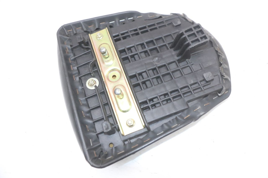 photo de ASIENTO TRASERO HYOSUNG GTR 125 (2006 - 2008) - Detalles de los puntos de fijación