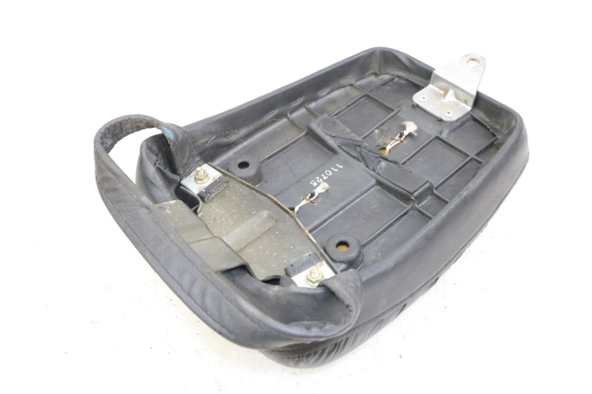 photo de ASIENTO TRASERO SUZUKI GZ MARAUDER 125 (1998 - 2004) - Primer plano técnico