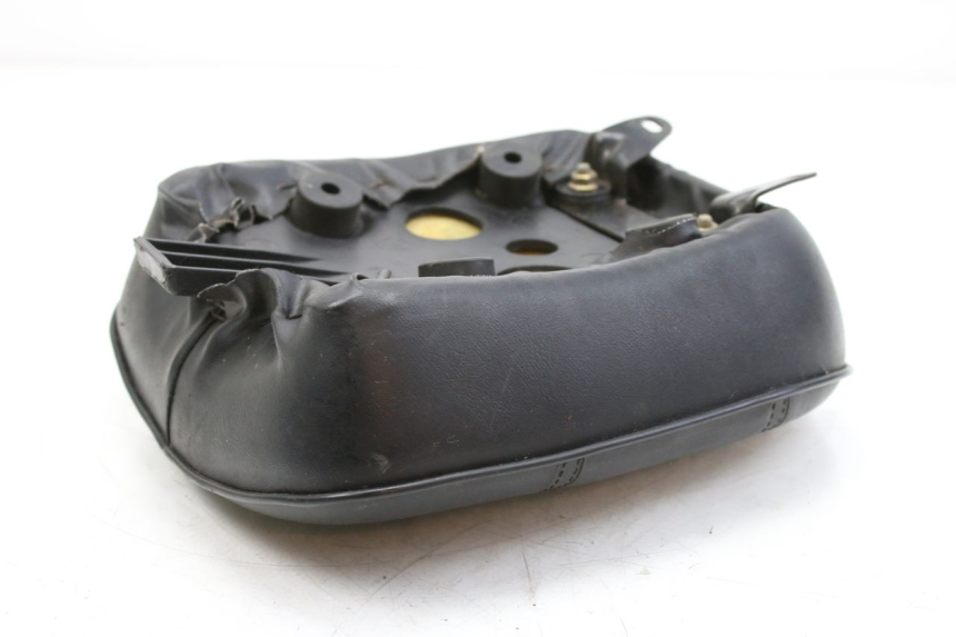 photo de ASIENTO TRASERO SYM HUSKY 125 (1999 - 2005) - Primer plano técnico