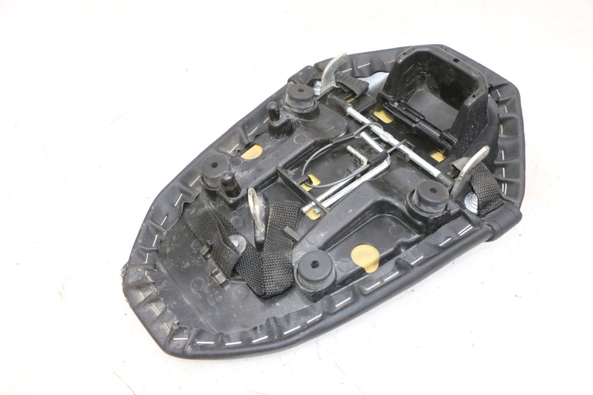 photo de ASIENTO TRASERO YAMAHA MT-07 MT07 ABS 700 (2018 - 2020) - Primer plano técnico