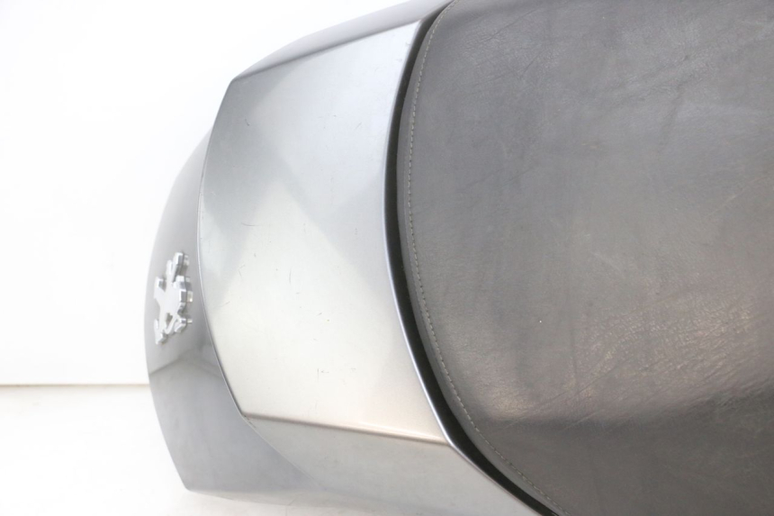 photo de ASIENTO TRASERO PEUGEOT SATELIS 125 (2010 - 2012) - Zoom sobre los componentes