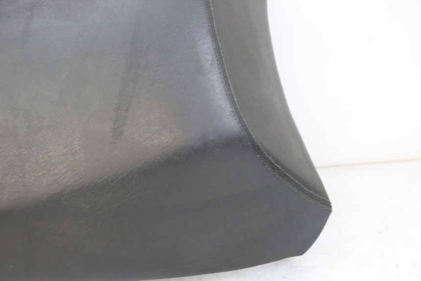 photo de ASIENTO TRASERO PEUGEOT SATELIS 125 (2010 - 2012) - Primer plano de alta resolución