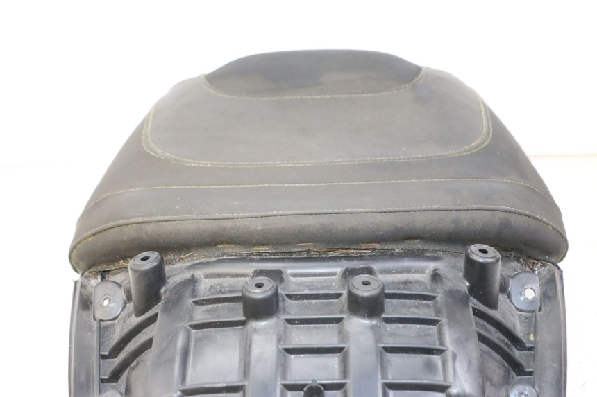 photo de ASIENTO TRASERO PEUGEOT SATELIS 125 (2013 - 2018) - Zoom sobre los componentes