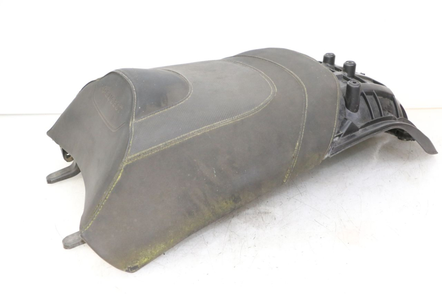 photo de ASIENTO TRASERO PEUGEOT SATELIS 125 (2013 - 2018) - Enfoque en la estructura