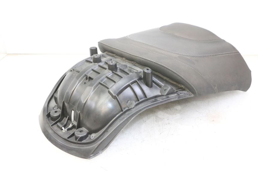 photo de ASIENTO TRASERO PEUGEOT SATELIS 125 (2013 - 2018) - Zoom sobre los componentes