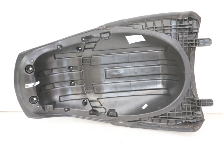 photo de ASIENTO TRASERO PEUGEOT SATELIS 125 (2013 - 2018) - Detalles de los puntos de fijación