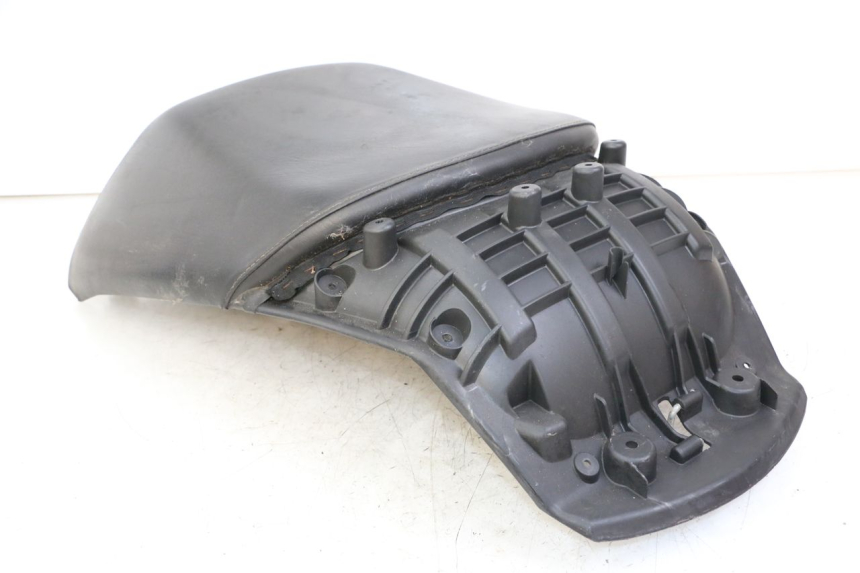 photo de ASIENTO TRASERO PEUGEOT SATELIS COMPRESSOR K15 125 (2006 - 2009) - Características distintivas