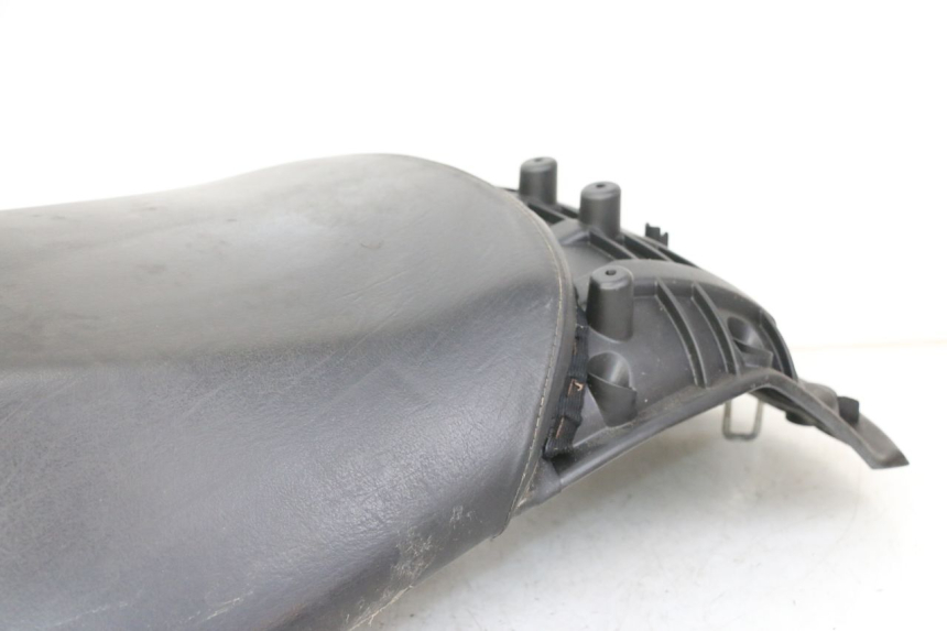 photo de ASIENTO TRASERO PEUGEOT SATELIS COMPRESSOR K15 125 (2006 - 2009) - Zoom sobre los componentes