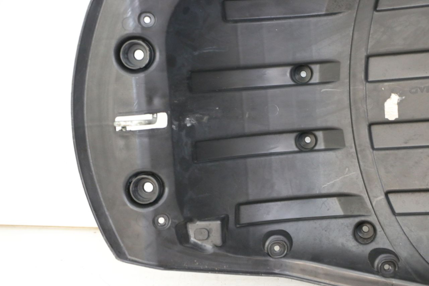 photo de ASIENTO TRASERO PEUGEOT SATELIS COMPRESSOR K15 125 (2006 - 2009) - Detalles de los puntos de fijación