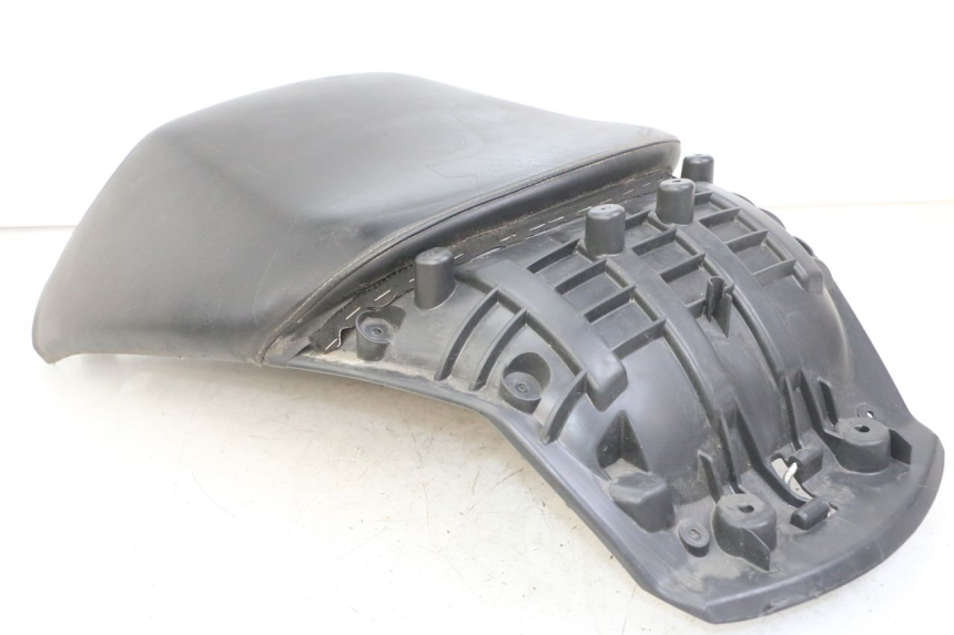 photo de ASIENTO TRASERO PEUGEOT SATELIS COMPRESSOR K15 125 (2006 - 2009) - Zoom sobre los componentes