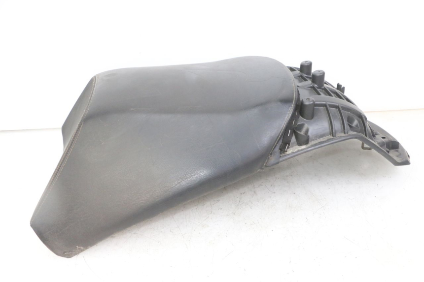 photo de ASIENTO TRASERO PEUGEOT SATELIS COMPRESSOR K15 125 (2006 - 2009) - Primer plano de alta resolución