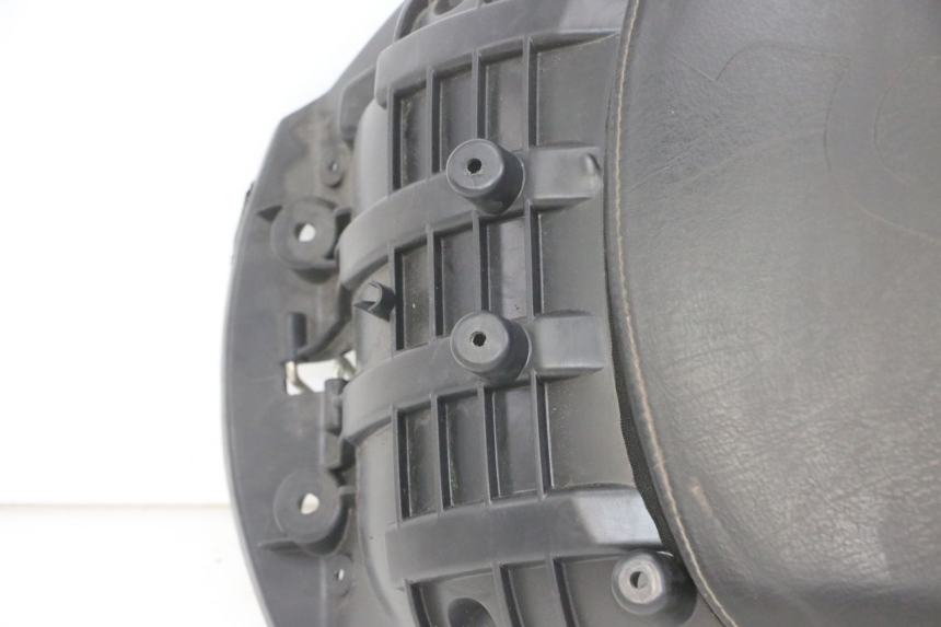 photo de ASIENTO TRASERO PEUGEOT SATELIS COMPRESSOR K15 125 (2006 - 2009) - Enfoque en la estructura