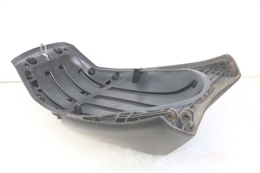 photo de ASIENTO TRASERO PEUGEOT SATELIS COMPRESSOR K15 125 (2006 - 2009) - Detalles de los puntos de fijación