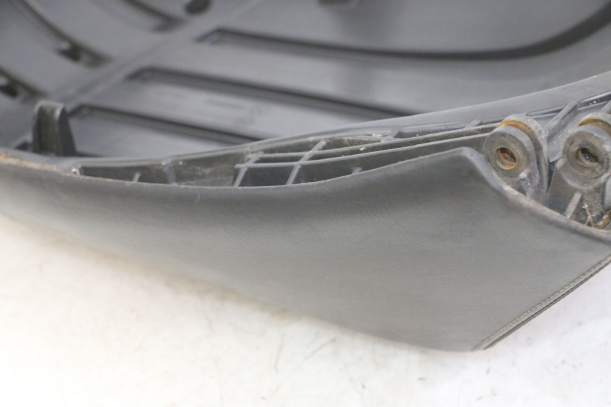 photo de ASIENTO TRASERO PEUGEOT SATELIS COMPRESSOR K15 125 (2006 - 2009) - Estado de la superficie y material