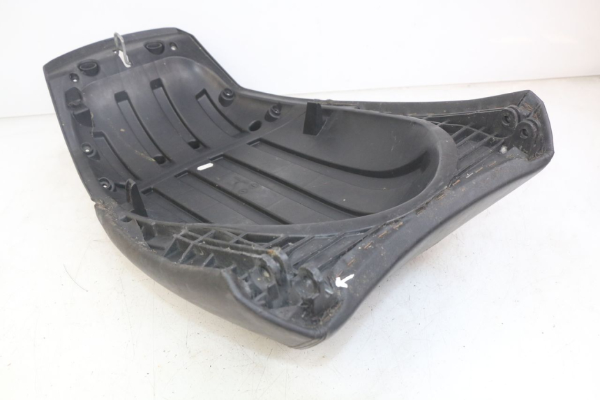 photo de ASIENTO TRASERO PEUGEOT SATELIS 125 (2010 - 2012) - Detalle de la pieza