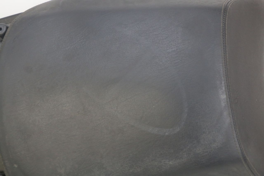 photo de ASIENTO TRASERO PEUGEOT SATELIS 125 (2010 - 2012) - Zoom sobre los componentes