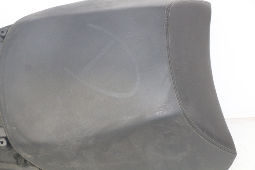 photo de ASIENTO TRASERO PEUGEOT SATELIS 125 (2010 - 2012) - Primer plano de alta resolución